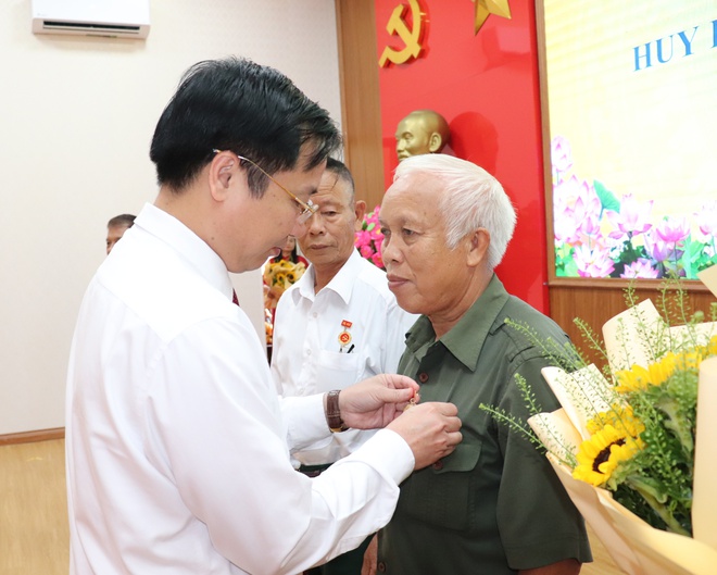 Đảng bộ xã Phú Nghĩa tổ chức Lễ trao tặng huy hiệu Đảng đợt 02/9/2025; Tổng kết công tác tổ chức Đại hội đại biểu Đảng bộ xã lần thứ I, nhiệm kỳ 2025 - 2030; Quán triệt Nghị quyết Đại hội Đảng bộ xã- Ảnh 6.