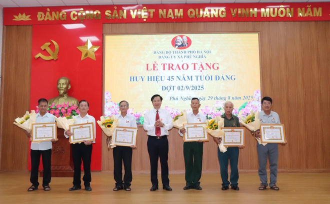 Đảng bộ xã Phú Nghĩa tổ chức Lễ trao tặng huy hiệu Đảng đợt 02/9/2025; Tổng kết công tác tổ chức Đại hội đại biểu Đảng bộ xã lần thứ I, nhiệm kỳ 2025 - 2030; Quán triệt Nghị quyết Đại hội Đảng bộ xã- Ảnh 7.