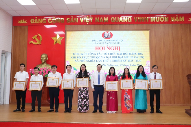 Đảng bộ xã Phú Nghĩa tổ chức Lễ trao tặng huy hiệu Đảng đợt 02/9/2025; Tổng kết công tác tổ chức Đại hội đại biểu Đảng bộ xã lần thứ I, nhiệm kỳ 2025 - 2030; Quán triệt Nghị quyết Đại hội Đảng bộ xã- Ảnh 14.