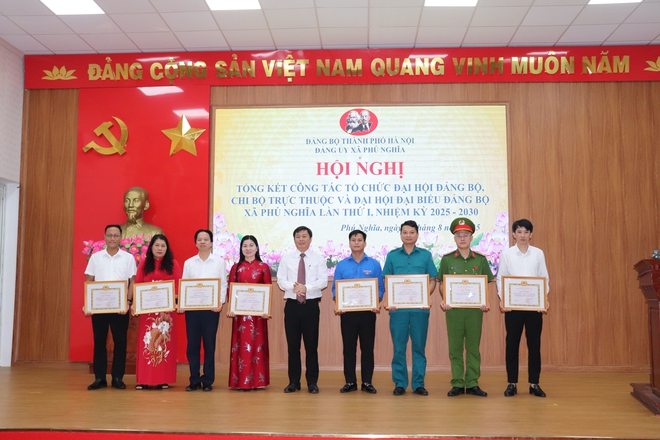 Đảng bộ xã Phú Nghĩa tổ chức Lễ trao tặng huy hiệu Đảng đợt 02/9/2025; Tổng kết công tác tổ chức Đại hội đại biểu Đảng bộ xã lần thứ I, nhiệm kỳ 2025 - 2030; Quán triệt Nghị quyết Đại hội Đảng bộ xã- Ảnh 15.