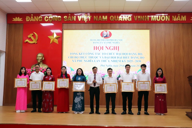 Đảng bộ xã Phú Nghĩa tổ chức Lễ trao tặng huy hiệu Đảng đợt 02/9/2025; Tổng kết công tác tổ chức Đại hội đại biểu Đảng bộ xã lần thứ I, nhiệm kỳ 2025 - 2030; Quán triệt Nghị quyết Đại hội Đảng bộ xã- Ảnh 17.