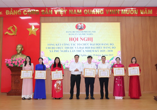Đảng bộ xã Phú Nghĩa tổ chức Lễ trao tặng huy hiệu Đảng đợt 02/9/2025; Tổng kết công tác tổ chức Đại hội đại biểu Đảng bộ xã lần thứ I, nhiệm kỳ 2025 - 2030; Quán triệt Nghị quyết Đại hội Đảng bộ xã- Ảnh 18.