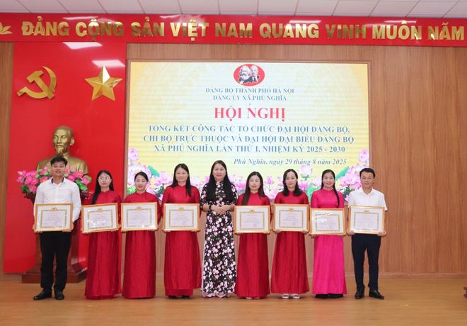 Đảng bộ xã Phú Nghĩa tổ chức Lễ trao tặng huy hiệu Đảng đợt 02/9/2025; Tổng kết công tác tổ chức Đại hội đại biểu Đảng bộ xã lần thứ I, nhiệm kỳ 2025 - 2030; Quán triệt Nghị quyết Đại hội Đảng bộ xã- Ảnh 19.