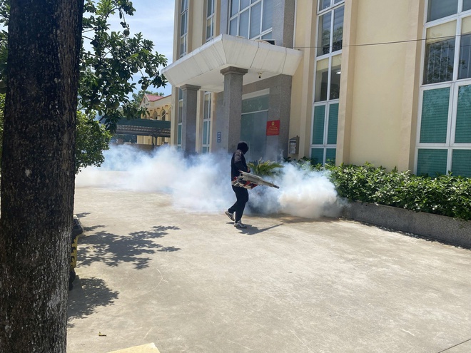 Xã Hồng Vân tổ chức chiến dịch vệ sinh môi trường, diệt bọ gậy, phun hóa chất diệt muỗi chủ động phòng chống bệnh sốt xuất huyết- Ảnh 4.