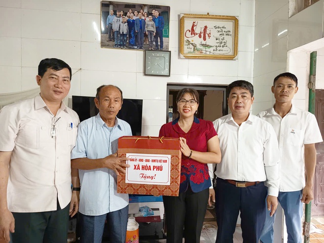 Lãnh đạo xã Hòa Phú thăm tặng quà các gia đình chính sách người có công nhân dịp kỷ niệm 80 năm Cách mạng tháng Tám thành công và Quốc khánh Nước Cộng hòa xã hội chủ nghĩa Việt Nam- Ảnh 2.