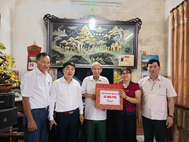 Lãnh đạo xã Hòa Phú thăm tặng quà các gia đình chính sách người có công nhân dịp kỷ niệm 80 năm Cách mạng tháng Tám thành công và Quốc khánh Nước Cộng hòa xã hội chủ nghĩa Việt Nam- Ảnh 1.
