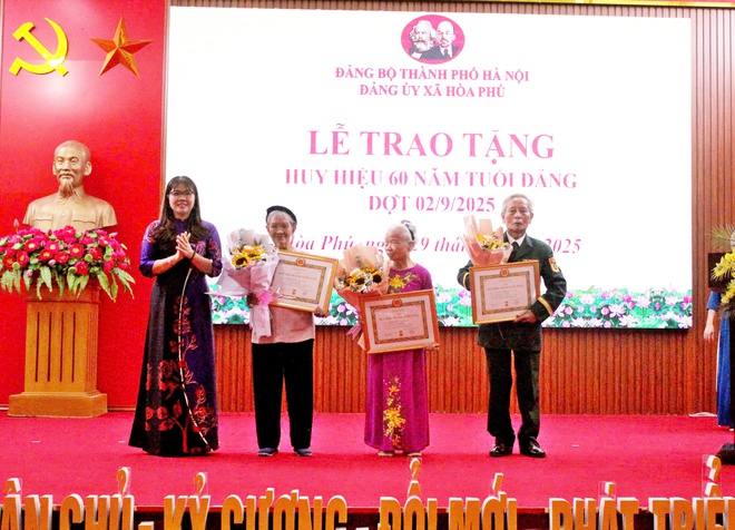 Lễ trao tặng Huy hiệu Đảng đợt 02/9/2025 cho 38 đồng chí Đảng viên trong Đảng bộ xã. - Ảnh 3.