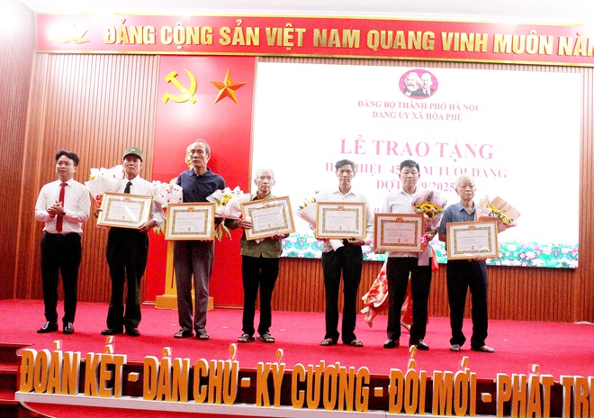 Lễ trao tặng Huy hiệu Đảng đợt 02/9/2025 cho 38 đồng chí Đảng viên trong Đảng bộ xã. - Ảnh 8.