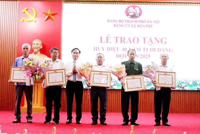 Lễ trao tặng Huy hiệu Đảng đợt 02/9/2025 cho 38 đồng chí Đảng viên trong Đảng bộ xã. - Ảnh 6.