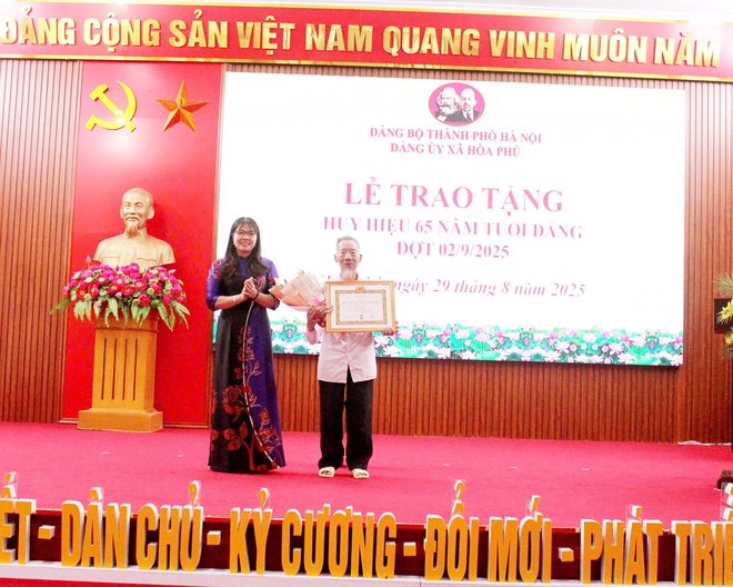 Lễ trao tặng Huy hiệu Đảng đợt 02/9/2025 cho 38 đồng chí Đảng viên trong Đảng bộ xã. - Ảnh 2.