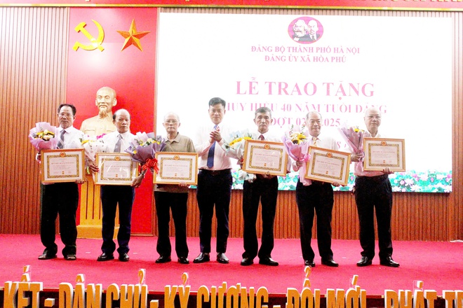 Lễ trao tặng Huy hiệu Đảng đợt 02/9/2025 cho 38 đồng chí Đảng viên trong Đảng bộ xã. - Ảnh 5.