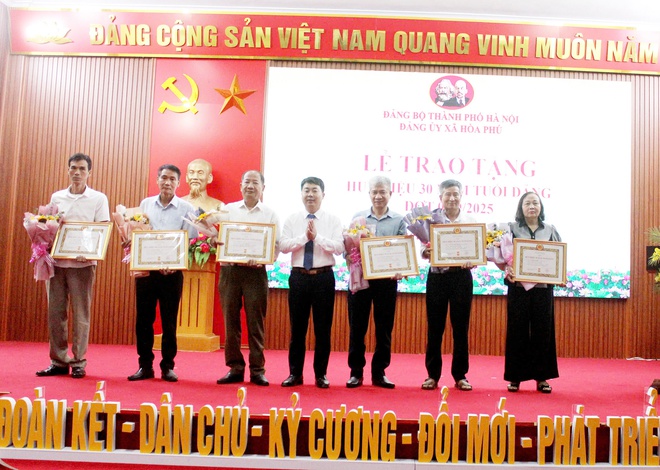 Lễ trao tặng Huy hiệu Đảng đợt 02/9/2025 cho 38 đồng chí Đảng viên trong Đảng bộ xã. - Ảnh 7.