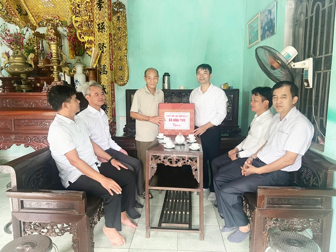 Lãnh đạo xã Hòa Phú thăm tặng quà các gia đình chính sách người có công nhân dịp kỷ niệm 80 năm Cách mạng tháng Tám thành công và Quốc khánh Nước Cộng hòa xã hội chủ nghĩa Việt Nam- Ảnh 6.