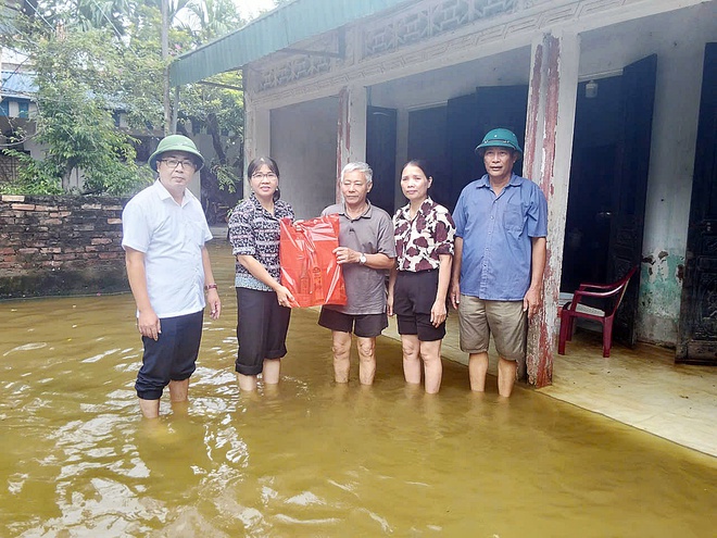 Lãnh đạo xã Hòa Phú thăm, động viên và trao quà các hộ dân bị ảnh hưởng do bão số 5- Ảnh 1.