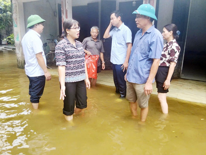 Lãnh đạo xã Hòa Phú thăm, động viên và trao quà các hộ dân bị ảnh hưởng do bão số 5- Ảnh 2.