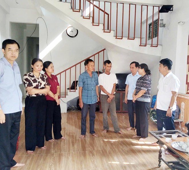 Lãnh đạo xã Hòa Phú thăm, động viên và trao quà các hộ dân bị ảnh hưởng do bão số 5- Ảnh 3.