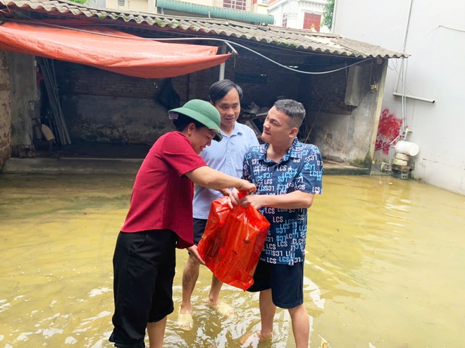 Lãnh đạo xã Hòa Phú thăm, động viên và trao quà các hộ dân bị ảnh hưởng do bão số 5- Ảnh 4.