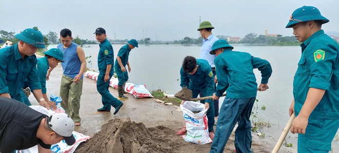 Xã Phú Nghĩa huy động lực lượng Dân quân tự vệ đắp chống tràn tuyến đê Bối tả Tích qua địa bàn thôn Quyết Hạ- Ảnh 4.
