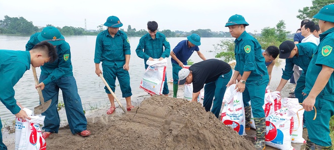 Xã Phú Nghĩa huy động lực lượng Dân quân tự vệ đắp chống tràn tuyến đê Bối tả Tích qua địa bàn thôn Quyết Hạ- Ảnh 2.