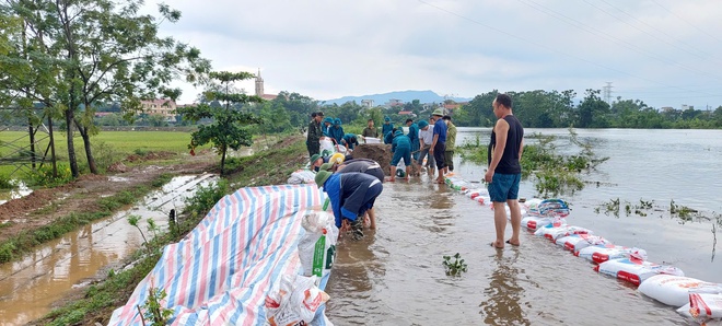 Phú Nghĩa tiếp tục huy động lực lượng Dân quân tự vệ và Nhân dân đắp bao tải chống tràn đoạn để Bối tả Tích thôn Quyết Hạ và đê tả Bùi đoạn thôn Trung Hoàng- Ảnh 5.