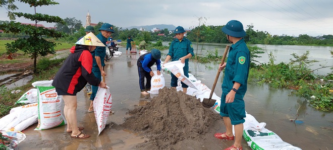 Phú Nghĩa tiếp tục huy động lực lượng Dân quân tự vệ và Nhân dân đắp bao tải chống tràn đoạn để Bối tả Tích thôn Quyết Hạ và đê tả Bùi đoạn thôn Trung Hoàng- Ảnh 4.