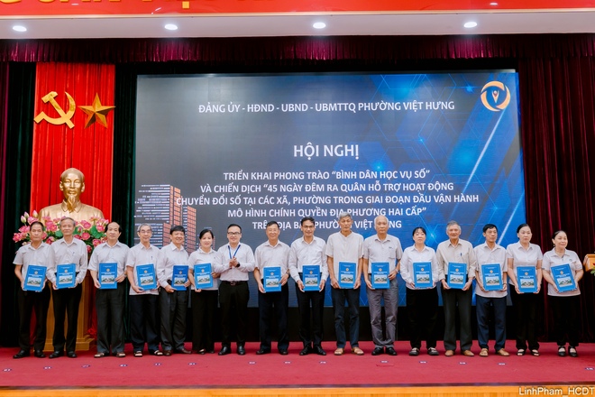 Phường Việt Hưng triển khai Chiến dịch “45 ngày đêm ra quân hỗ trợ hoạt động chuyển đổi số”- Ảnh 1.