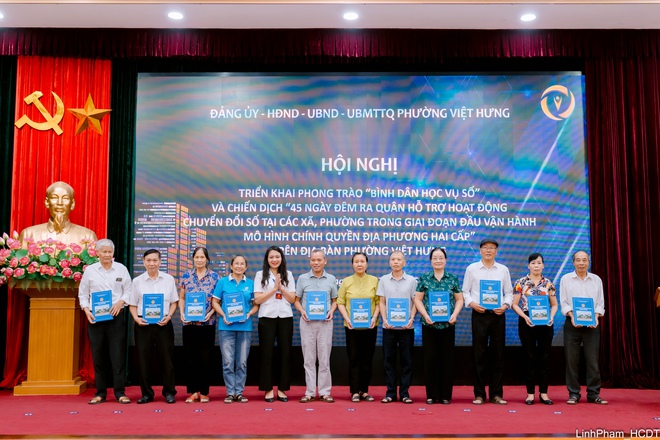 Phường Việt Hưng triển khai Chiến dịch “45 ngày đêm ra quân hỗ trợ hoạt động chuyển đổi số”- Ảnh 2.