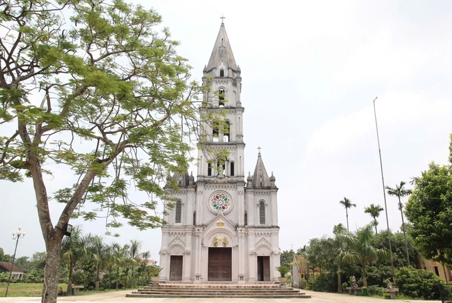 Công an xã Hòa Phú: Cảnh giác trộm cắp tài sản
tại các cơ sở tôn giáo - tín ngưỡng
- Ảnh 1.