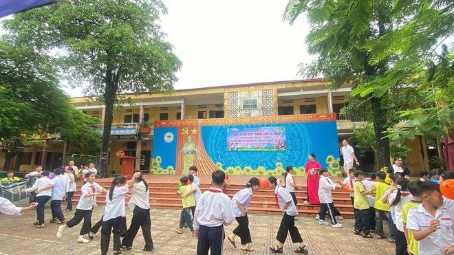 Trường THCS Đông Sơn tổ chức Lễ chào đón học sinh lớp 6 và tuyên dương khen thưởng học sinh đạt kết quả xuất sắc trong kỳ thi vào lớp 10- Ảnh 4.