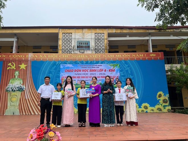 Trường THCS Đông Sơn tổ chức Lễ chào đón học sinh lớp 6 và tuyên dương khen thưởng học sinh đạt kết quả xuất sắc trong kỳ thi vào lớp 10- Ảnh 5.