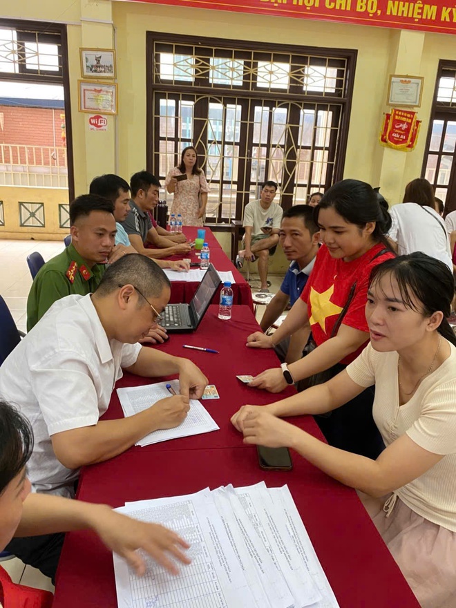 NHÂN DÂN PHƯỜNG YÊN NGHĨA PHẤN KHỞI NHẬN QUÀ NHÂN DỊP 80 NĂM CÁCH MẠNG THÁNG TÁM & QUỐC KHÁNH 2/9- Ảnh 1.