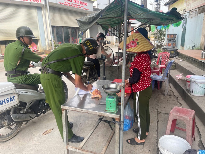 CÔNG AN XÃ RA QUÂN DẸP CHỢ CÓC, CHỢ TẠM LẤN CHIẾM LÒNG LỀ ĐƯỜNG- Ảnh 2.
