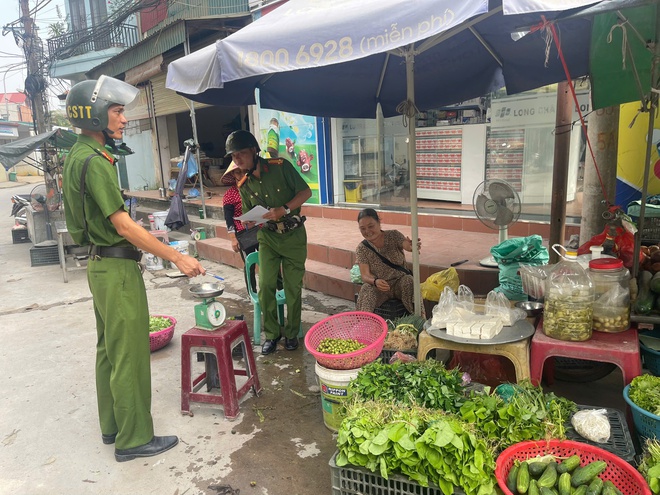 CÔNG AN XÃ RA QUÂN DẸP CHỢ CÓC, CHỢ TẠM LẤN CHIẾM LÒNG LỀ ĐƯỜNG- Ảnh 3.