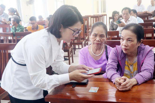 UBND xã Hòa Phú tổ chức hội nghị triển khai nộp thuế sử dụng đất phi nông nghiệp bằng phương thức điện tử qua eTax Mobile- Ảnh 8.