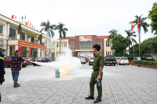XÃ HỒNG VÂN TỔ CHỨC HỘI NGHỊ TRIỂN KHAI TẬP HUẤN PHÁP LUẬT VỀ PHÒNG CHÁY CHỮA CHÁY VÀ HƯỚNG DẪN CƠ SỞ KHAI BÁO, CẬP NHẬT THÔNG TIN VỀ PHÒNG CHÁY CHỮA CHÁY- Ảnh 5.