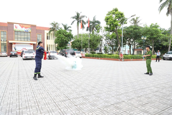 XÃ HỒNG VÂN TỔ CHỨC HỘI NGHỊ TRIỂN KHAI TẬP HUẤN PHÁP LUẬT VỀ PHÒNG CHÁY CHỮA CHÁY VÀ HƯỚNG DẪN CƠ SỞ KHAI BÁO, CẬP NHẬT THÔNG TIN VỀ PHÒNG CHÁY CHỮA CHÁY- Ảnh 6.