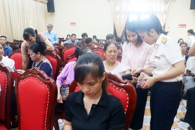 UBND xã Hòa Phú tổ chức hội nghị triển khai nộp thuế sử dụng đất phi nông nghiệp bằng phương thức điện tử qua eTax Mobile- Ảnh 7.