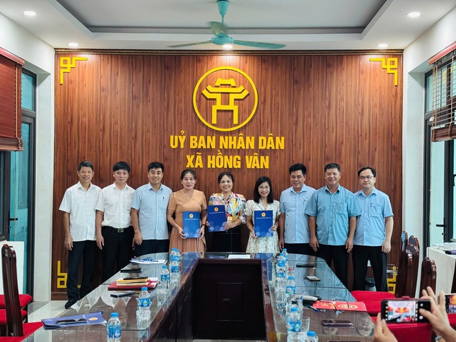 UBND xã Hồng Vân Tổ chức hội nghị công bố và trao Quyết định bổ nhiệm lại Hiệu trưởng, Phó Hiệu trưởng các trường Mầm non, THCS thuộc UBND xã
- Ảnh 1.