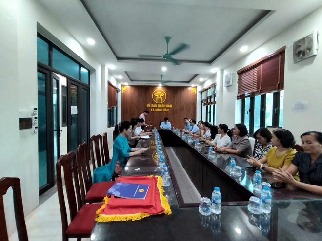UBND xã Hồng Vân Tổ chức hội nghị công bố và trao Quyết định bổ nhiệm lại Hiệu trưởng, Phó Hiệu trưởng các trường Mầm non, THCS thuộc UBND xã
- Ảnh 2.