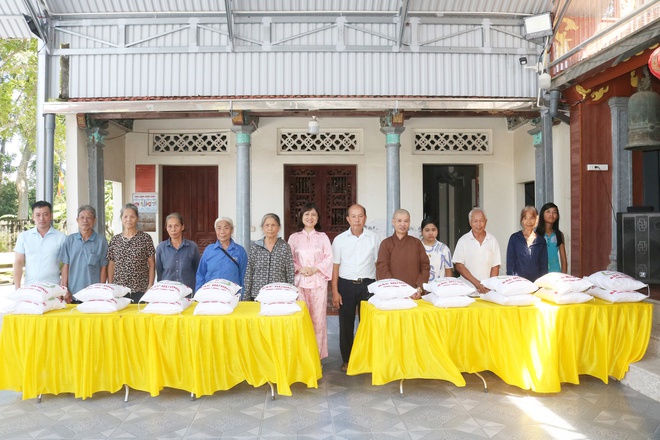 Sư thầy Thích Đàm Thịnh – chùa Thắng Quang trao tặng gạo cho các hộ có hoàn cảnh khó khăn tại thôn Phú Đức- Ảnh 3.