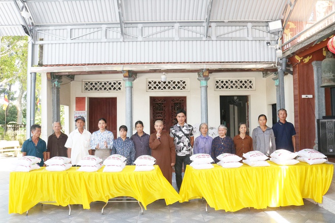 Sư thầy Thích Đàm Thịnh – chùa Thắng Quang trao tặng gạo cho các hộ có hoàn cảnh khó khăn tại thôn Phú Đức- Ảnh 4.