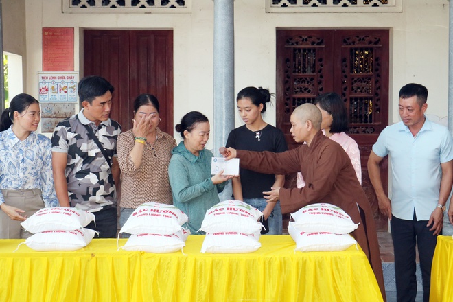 Sư thầy Thích Đàm Thịnh – chùa Thắng Quang trao tặng gạo cho các hộ có hoàn cảnh khó khăn tại thôn Phú Đức- Ảnh 5.