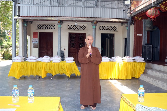 Sư thầy Thích Đàm Thịnh – chùa Thắng Quang trao tặng gạo cho các hộ có hoàn cảnh khó khăn tại thôn Phú Đức- Ảnh 1.