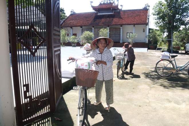 Sư thầy Thích Đàm Thịnh – chùa Thắng Quang trao tặng gạo cho các hộ có hoàn cảnh khó khăn tại thôn Phú Đức- Ảnh 7.