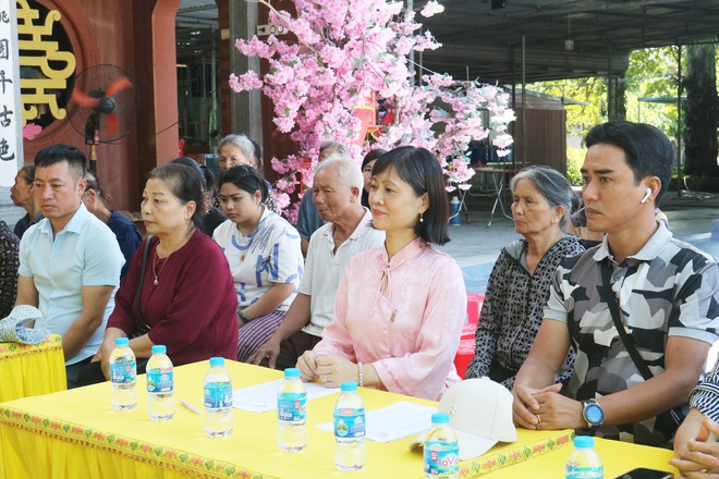 Sư thầy Thích Đàm Thịnh – chùa Thắng Quang trao tặng gạo cho các hộ có hoàn cảnh khó khăn tại thôn Phú Đức- Ảnh 2.