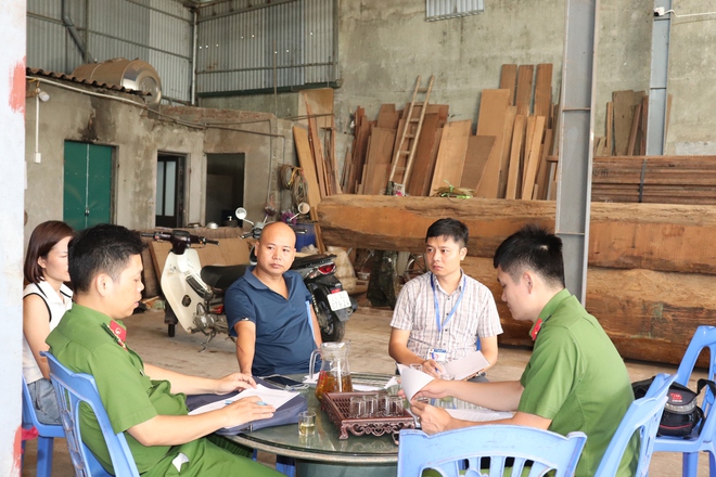 Kiểm tra việc chấp hành quy định công tác phòng cháy, chữa cháy của hơn 20 cơ sở sản xuất, kinh doanh tại thôn Phù Yên- Ảnh 4. Kiểm tra việc chấp hành quy định công tác phòng cháy, chữa cháy của hơn 20 cơ sở sản xuất, kinh doanh tại thôn Phù Yên- Ảnh 4.