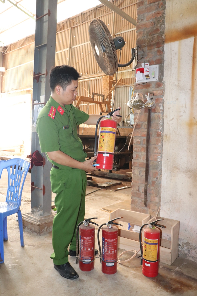 Kiểm tra việc chấp hành quy định công tác phòng cháy, chữa cháy của hơn 20 cơ sở sản xuất, kinh doanh tại thôn Phù Yên- Ảnh 1.