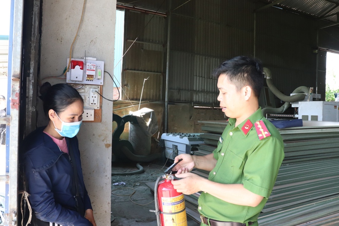 Kiểm tra việc chấp hành quy định công tác phòng cháy, chữa cháy của hơn 20 cơ sở sản xuất, kinh doanh tại thôn Phù Yên- Ảnh 2.