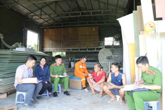 Kiểm tra việc chấp hành quy định công tác phòng cháy, chữa cháy của hơn 20 cơ sở sản xuất, kinh doanh tại thôn Phù Yên- Ảnh 3. Kiểm tra việc chấp hành quy định công tác phòng cháy, chữa cháy của hơn 20 cơ sở sản xuất, kinh doanh tại thôn Phù Yên- Ảnh 3.