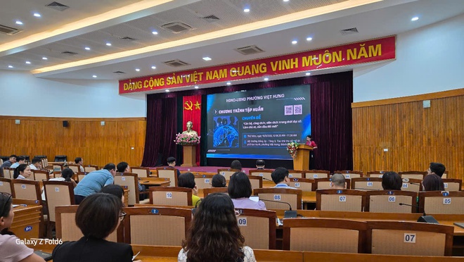 UBND phường Việt Hưng tổ chức tập huấn “Cán bộ, công chức, viên chức trong thời đại số: Làm chủ AI, dẫn đầu đổi mới”- Ảnh 8.